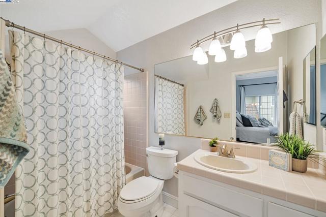 47 Summer Hill Court, Danville CA: https://media.crmls.org/mediaz/fc1c0f60-77a4-41de-ab4f-b6dc05443e6e.jpg