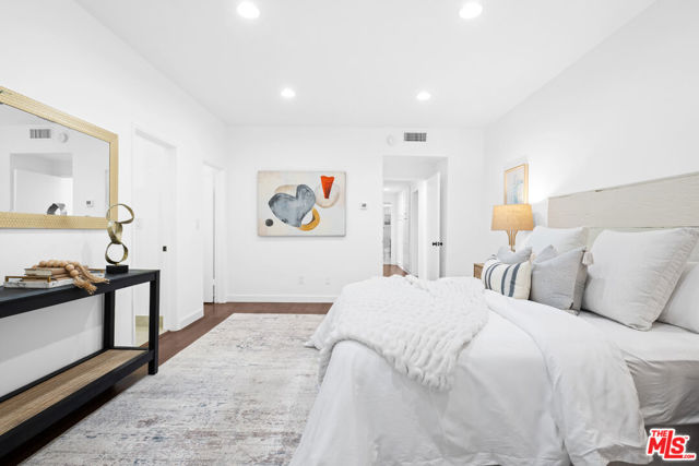11928 Kiowa Avenue, Los Angeles CA: https://media.crmls.org/mediaz/fc1de57c-6619-4532-9a2d-b586f2924aa6.jpg