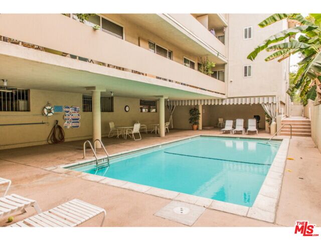 525 N Sycamore Avenue, Los Angeles CA: https://media.crmls.org/mediaz/fc1e7824-4b45-4721-9170-7c88204c675c.jpg