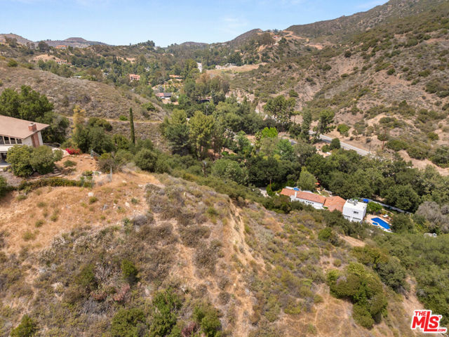 24677 Dry Canyon Cold Creek Road, Calabasas CA: https://media.crmls.org/mediaz/fc1f0c62-5351-4f7d-9458-bc794b8e1f9c.jpg