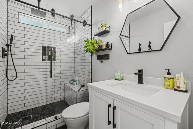 915 W Marcello Avenue, Thousand Oaks CA: https://media.crmls.org/mediaz/fc1f69ce-6835-44aa-a3bc-c7597161fb18.jpg