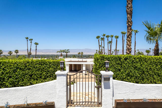 70150 Thunderbird Road, Rancho Mirage CA: https://media.crmls.org/mediaz/fc1fe0fd-d40d-4d18-8aa6-6b37ffe4085e.jpg