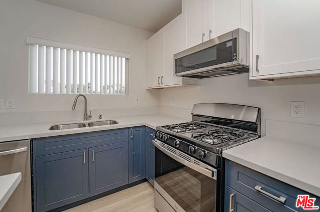 204 E 29th Street, Los Angeles CA: https://media.crmls.org/mediaz/fc1fee4f-1de0-4e70-bb48-77c3292a8c74.jpg