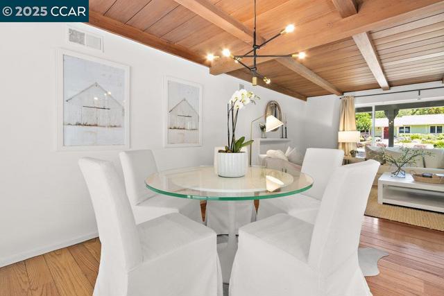 180 Ivy Drive, Orinda CA: https://media.crmls.org/mediaz/fc2102a1-3828-46fc-8112-a5c6e78d84a4.jpg