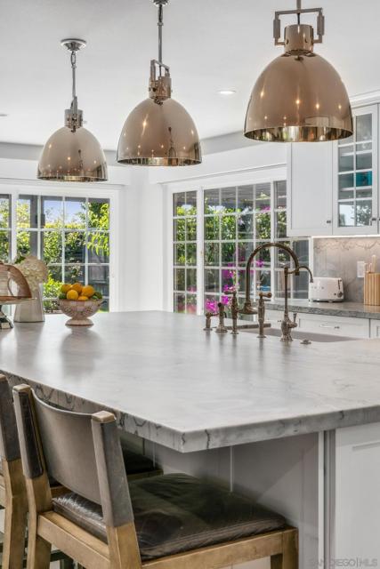 8590 Cliffridge Ave, La Jolla CA: https://media.crmls.org/mediaz/fc22b847-d9e8-4f7a-a50f-e2cc5fb74e63.jpg