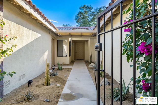 298 San Vicente Circle, Palm Desert CA: https://media.crmls.org/mediaz/fc22cf7e-5b94-429c-9fec-e3aa6024bf6a.jpg