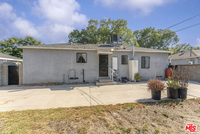 8056 Wakefield Avenue, Panorama City CA: https://media.crmls.org/mediaz/fc23754d-866f-4d53-8583-993800a75362.jpg