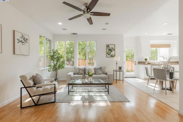 4008 Mount Vernon Pl, Dublin CA: https://media.crmls.org/mediaz/fc23c5c1-b195-46f3-ad2d-e213452fc97b.jpg