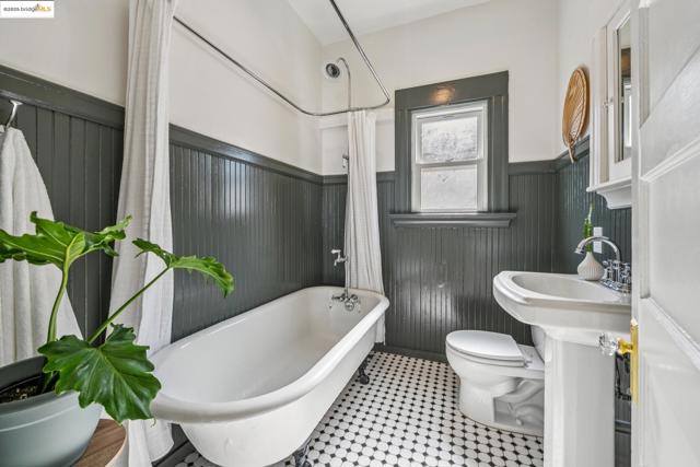 478 43rd St, Oakland CA: https://media.crmls.org/mediaz/fc250248-111c-43eb-a868-405a97f6cdde.jpg