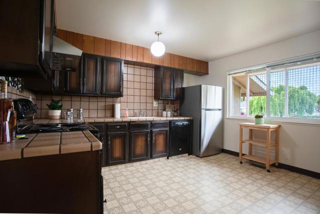 572 Cherry Avenue, San Bruno CA: https://media.crmls.org/mediaz/fc27024b-ce7a-44ef-83e8-71cc8e4eac9b.jpg