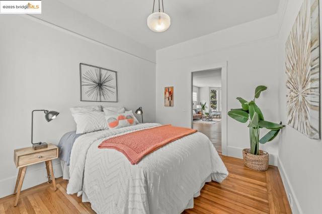 487 43Rd St, Oakland CA: https://media.crmls.org/mediaz/fc27d715-da1d-4740-bffd-b406172d1a3f.jpg
