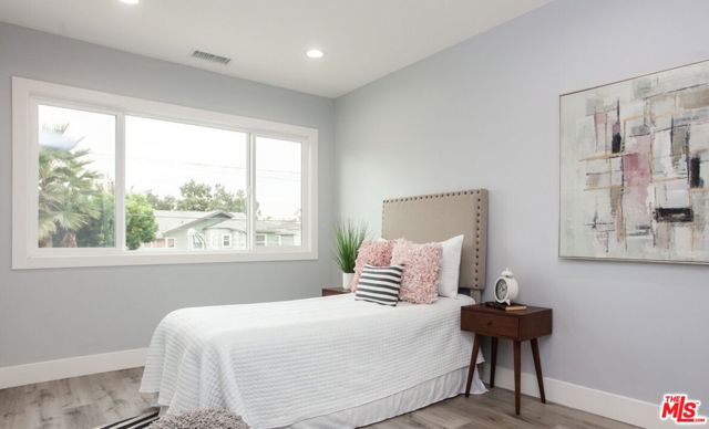 433 S Wilton Place, Los Angeles CA: https://media.crmls.org/mediaz/fc2829c6-b0b2-4130-938e-1d01d795c061.jpg