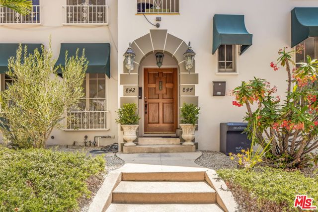 842 S Sycamore Avenue, Los Angeles CA: https://media.crmls.org/mediaz/fc28a161-b416-41cb-a7f9-12c8f00baf0f.jpg