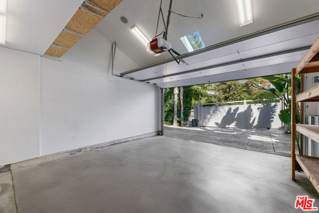 30630 Morning View Drive, Malibu CA: https://media.crmls.org/mediaz/fc28dee6-d1a6-4851-a89b-2fd7601fd6b9.jpg