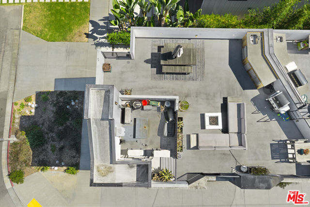 11900 Washington Place, Los Angeles CA: https://media.crmls.org/mediaz/fc28e9b7-3373-40e4-b3cf-cb24338d7785.jpg