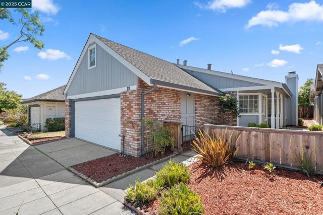 117 Brighton Rd, Alameda CA: https://media.crmls.org/mediaz/fc297de4-a0dc-40d8-97a5-7e5d3ccc2fc9.jpg