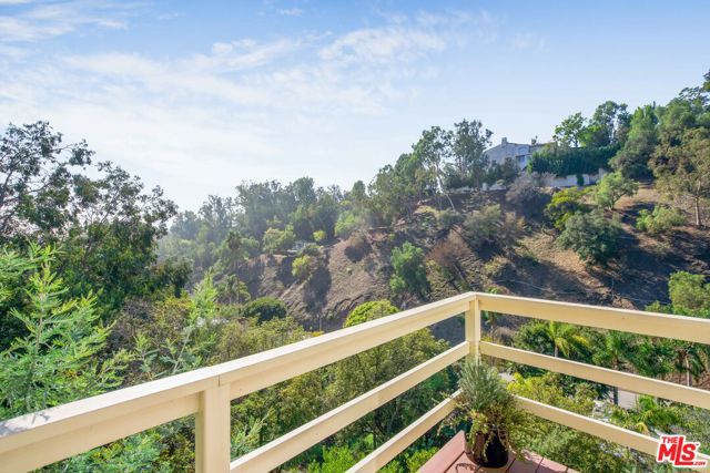 1311 Braeridge Drive, Beverly Hills CA: https://media.crmls.org/mediaz/fc29f015-cb85-4b6c-b892-8376d09fe683.jpg