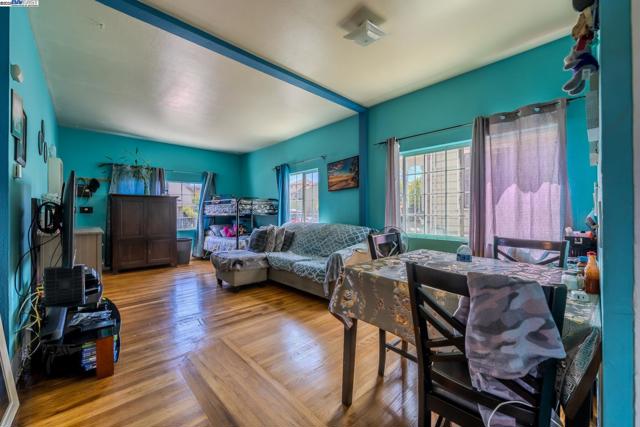 1437 25Th Ave, Oakland CA: https://media.crmls.org/mediaz/fc2a52b3-9ccb-466a-afc9-4f83fda415b8.jpg