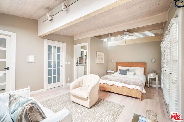 1315 N Beverly Glen Boulevard, Los Angeles CA: https://media.crmls.org/mediaz/fc2a55be-7c20-4dac-af03-68802e25a86d.jpg