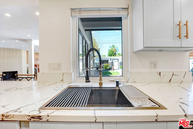 6409 Graves Avenue, Lake Balboa CA: https://media.crmls.org/mediaz/fc2a6102-2849-4761-b2c4-324baa9a66e1.jpg