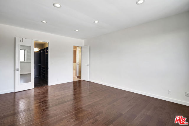 8871 Burton Way, Los Angeles CA: https://media.crmls.org/mediaz/fc2aa0da-9a5f-4787-884c-20f82d49d37b.jpg