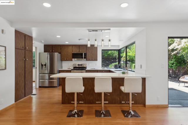 13185 Clairepointe Way, Oakland CA: https://media.crmls.org/mediaz/fc2bf69d-d376-4737-abeb-b0b86983d425.jpg