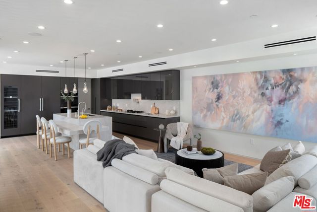 3670 Buena Park Drive, Studio City CA: https://media.crmls.org/mediaz/fc2c280d-b922-419e-ac8b-72fc4adb0acf.jpg