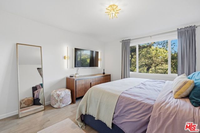 21936 Canon Drive, Topanga CA: https://media.crmls.org/mediaz/fc2d3ee6-7acc-486d-afaf-9ad84789440d.jpg