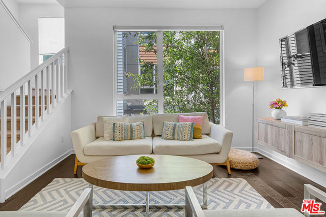 5633 Observation Lane, Los Angeles CA: https://media.crmls.org/mediaz/fc2da0ae-0abf-4e5c-bb81-556988f60d91.jpg