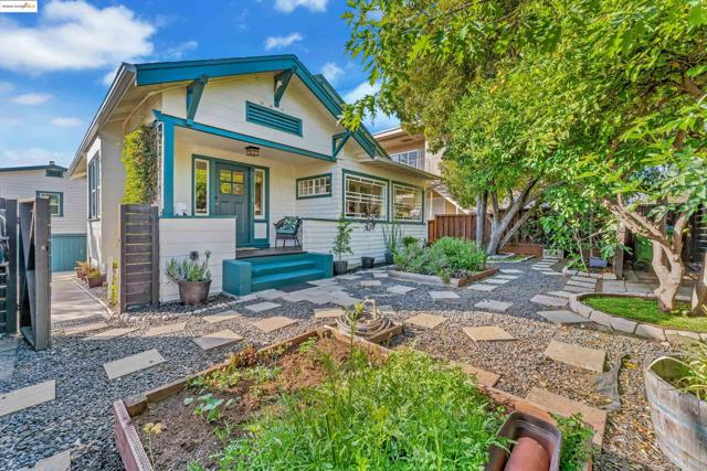 3757 Lincoln Ave, Oakland CA: https://media.crmls.org/mediaz/fc2e24d5-0d5b-4686-9fc3-8f7b5e3553cf.jpg