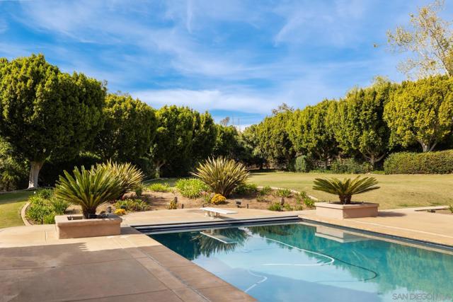 18050 Rancho La Cima Corte, Rancho Santa Fe CA: https://media.crmls.org/mediaz/fc2f0643-4bc1-4290-a000-39fe31b5f3de.jpg