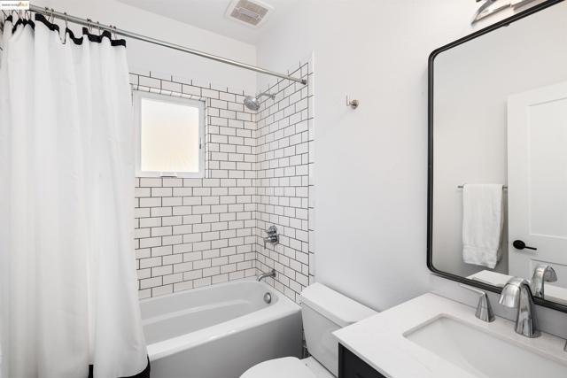 712 39Th St, Oakland CA: https://media.crmls.org/mediaz/fc2f0fc5-bb95-43da-8d55-64ce5cf52347.jpg
