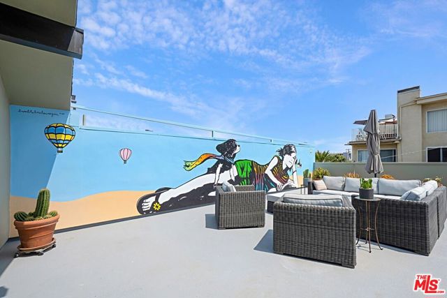20 1/2 NORTHSTAR Street, Marina del Rey CA: https://media.crmls.org/mediaz/fc2f2052-791e-44cd-aafd-bb825cd5b730.jpg