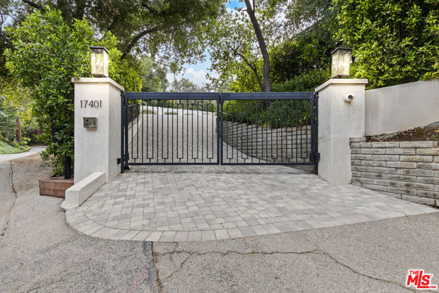 17401 Rancho Street, Encino CA: https://media.crmls.org/mediaz/fc2fc85b-cd23-48ad-8246-c50a3def7663.jpg