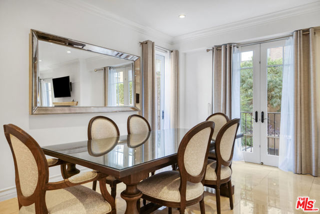 208 S Lasky Drive, Beverly Hills CA: https://media.crmls.org/mediaz/fc306476-d361-4c29-a452-830140d004e4.jpg