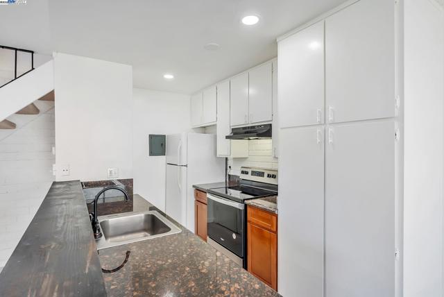 2274 Peacock Pl, Union City CA: https://media.crmls.org/mediaz/fc30900e-ebc6-4dd9-ae05-97b796d4079d.jpg