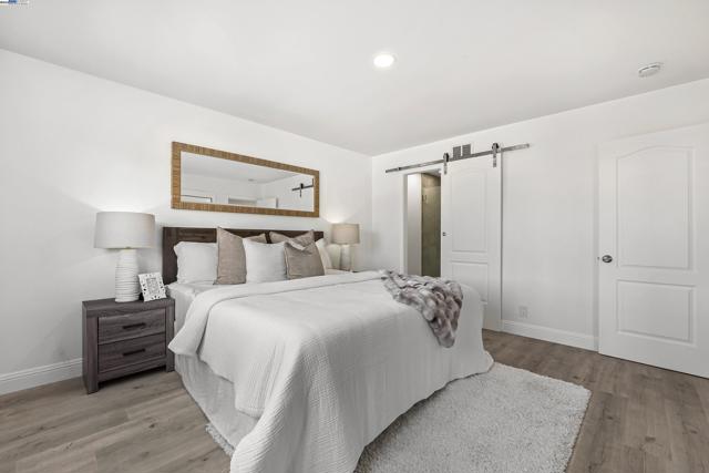 924 Magnolia Dr, Alameda CA: https://media.crmls.org/mediaz/fc3164df-f63d-49c4-8167-ffa869a9dd8e.jpg