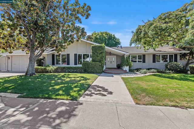 2233 Lomond Ln, Walnut Creek CA: https://media.crmls.org/mediaz/fc31a31e-8570-4d15-92b1-0254fa510bbb.jpg