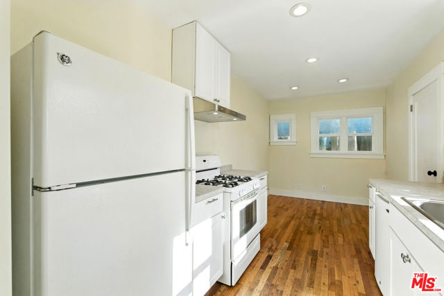 3712 E 10th Street, Long Beach CA: https://media.crmls.org/mediaz/fc3211e3-a079-4412-b1d3-4a8ae28e41a2.jpg