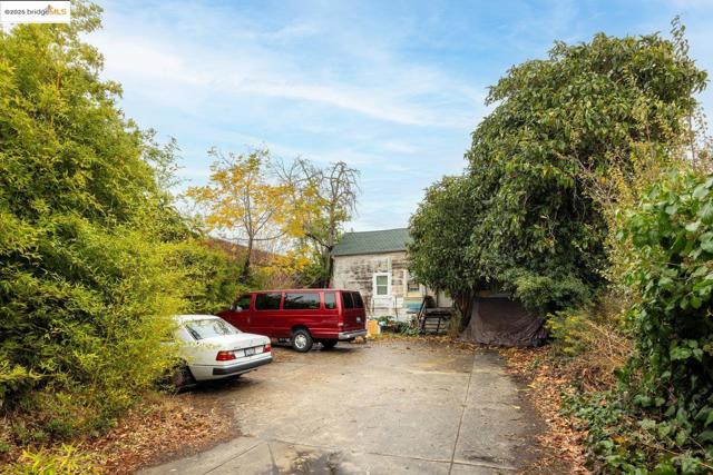 2331 San Pablo Ave, Berkeley CA: https://media.crmls.org/mediaz/fc3274bc-7af3-41f0-b706-94cd3470c7b0.jpg