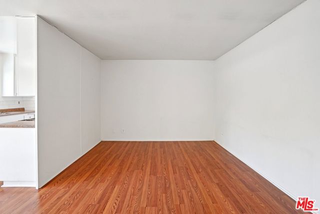 968 Larrabee Street, 212 photo 4