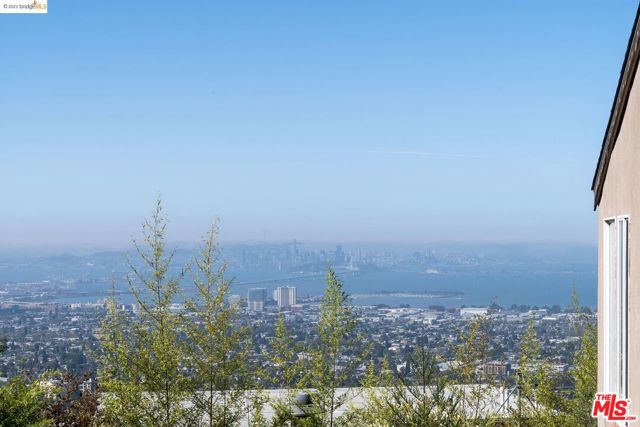 436 Panoramic Way, Berkeley CA: https://media.crmls.org/mediaz/fc32f6ae-3b49-419b-84d4-698dffc84cb2.jpg