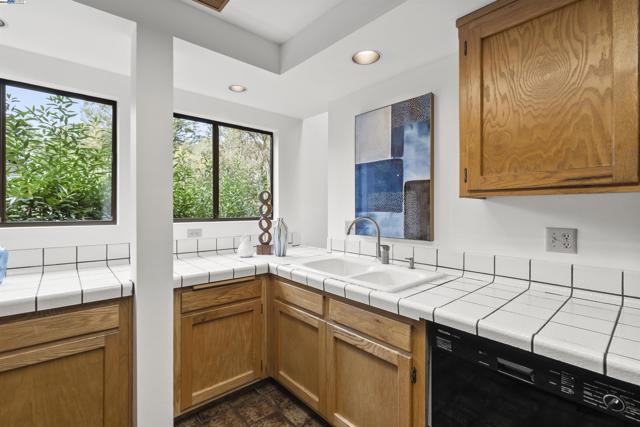 6425 Zinn Dr, Oakland CA: https://media.crmls.org/mediaz/fc348718-915f-4070-bab8-05f474962bff.jpg