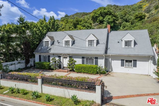 2427 Benedict Canyon Drive, Beverly Hills CA: https://media.crmls.org/mediaz/fc34c262-d1a4-4f12-9974-c28092c11422.jpg