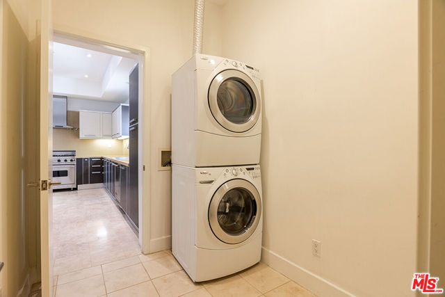 8788 Shoreham Drive, West Hollywood CA: https://media.crmls.org/mediaz/fc370d57-ce11-4c84-961d-93d94b00d7e8.jpg