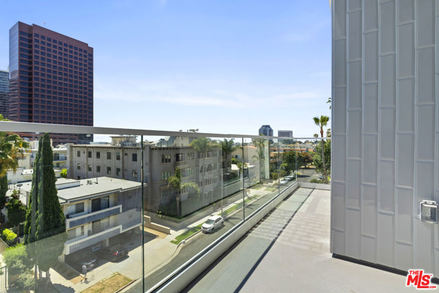 11727 Kiowa Avenue, Los Angeles CA: https://media.crmls.org/mediaz/fc37baed-ecee-409f-8a2e-357f974f24bb.jpg