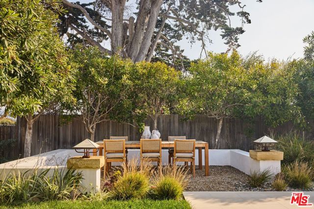 23515 Malibu Colony Road, Malibu CA: https://media.crmls.org/mediaz/fc37db84-93b6-4ad5-8110-7c732eca0727.jpg