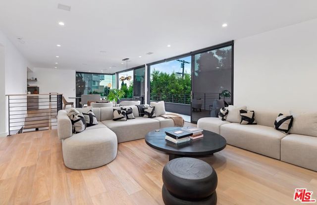 2164 Sunset Plaza Drive, Los Angeles CA: https://media.crmls.org/mediaz/fc38e61c-add6-4aec-8107-4220b7637728.jpg