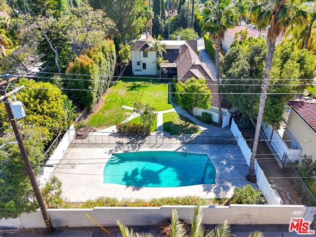 626 N Canon Drive, Beverly Hills CA: https://media.crmls.org/mediaz/fc3b0dfb-2698-42ba-be65-928d341ffbe9.jpg
