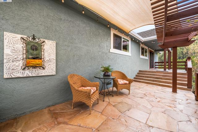 26928 Palomares Rd, Castro Valley CA: https://media.crmls.org/mediaz/fc3b1cb2-36c6-4913-a51c-dd16cacf2e7a.jpg